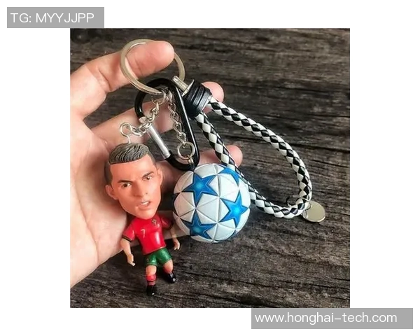 梅西与C罗足球明星挂件精美设计展现球场传奇魅力与经典对决 梅西与C罗足球明星挂件精美设计展现球场传奇魅力与经典对决