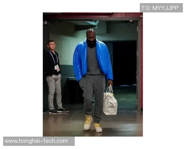 足球场上球星穿搭风采展现时尚魅力 潮流与竞技的完美融合 足球场上球星穿搭风采展现时尚魅力 潮流与竞技的完美融合